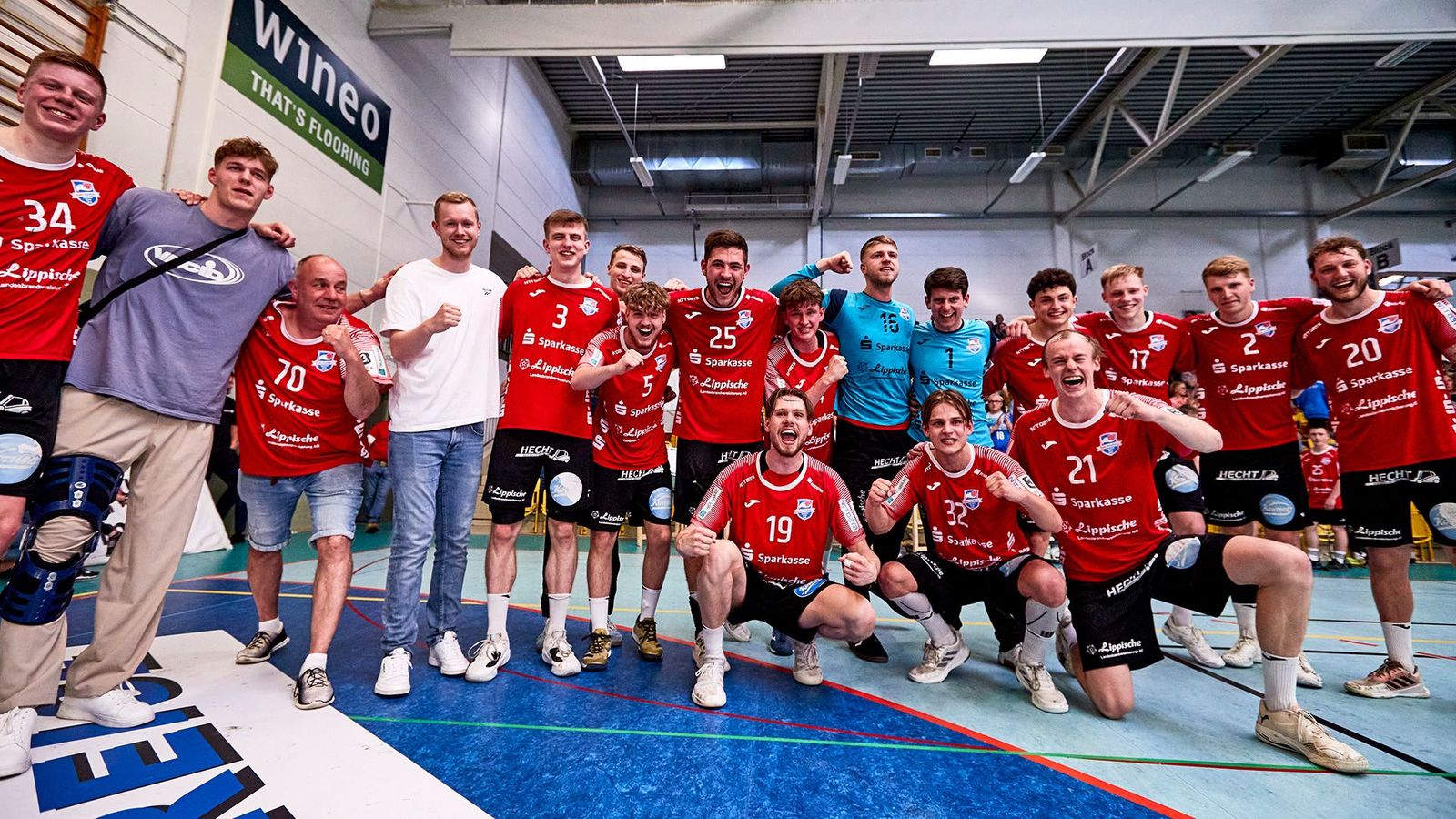 Team HandbALL-Lippe II feiert den Klassenerhalt