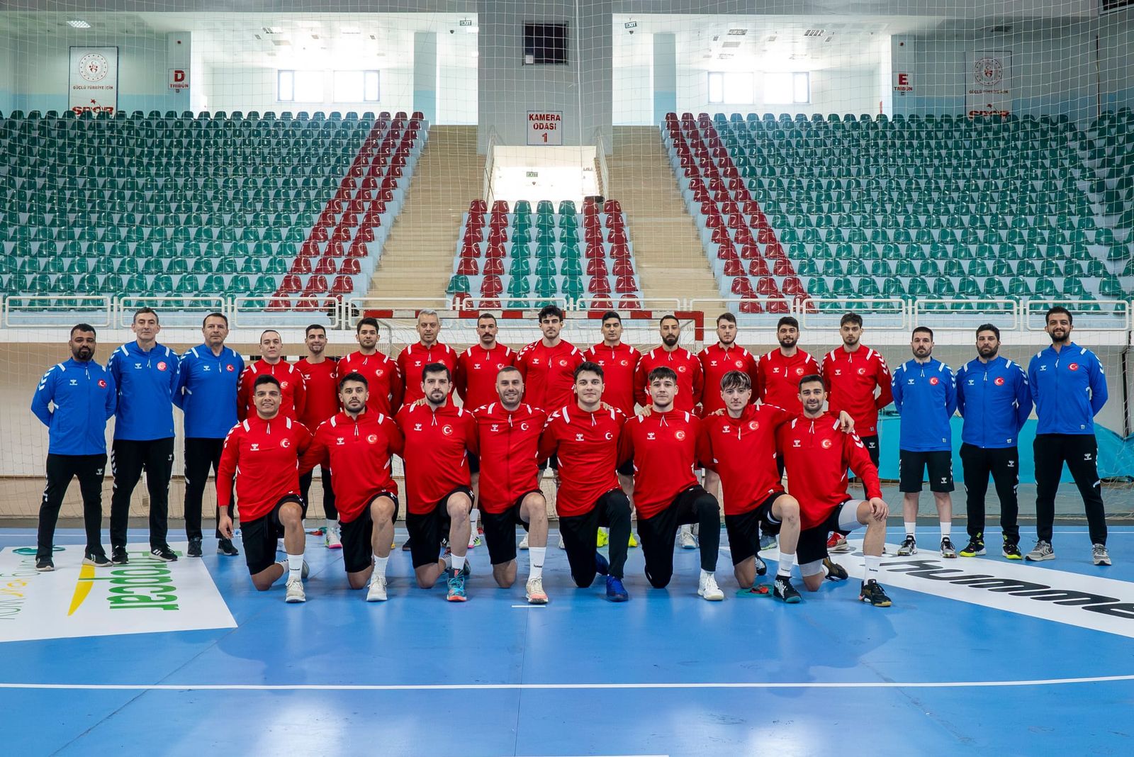 Neuer Trainer, vier Spieler von deutschen Klubs