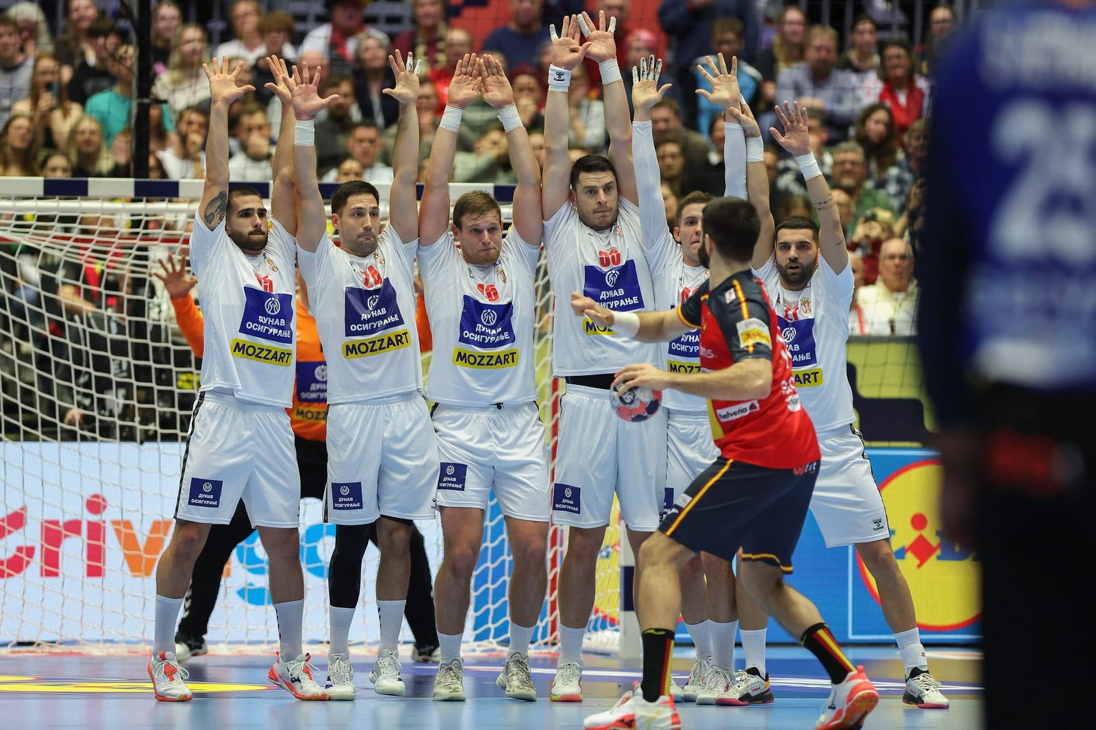 Mit dem Rücken zur Wand