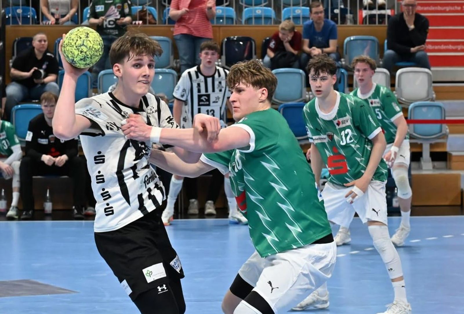 Mit vier Rückraumspielern auf plus vier