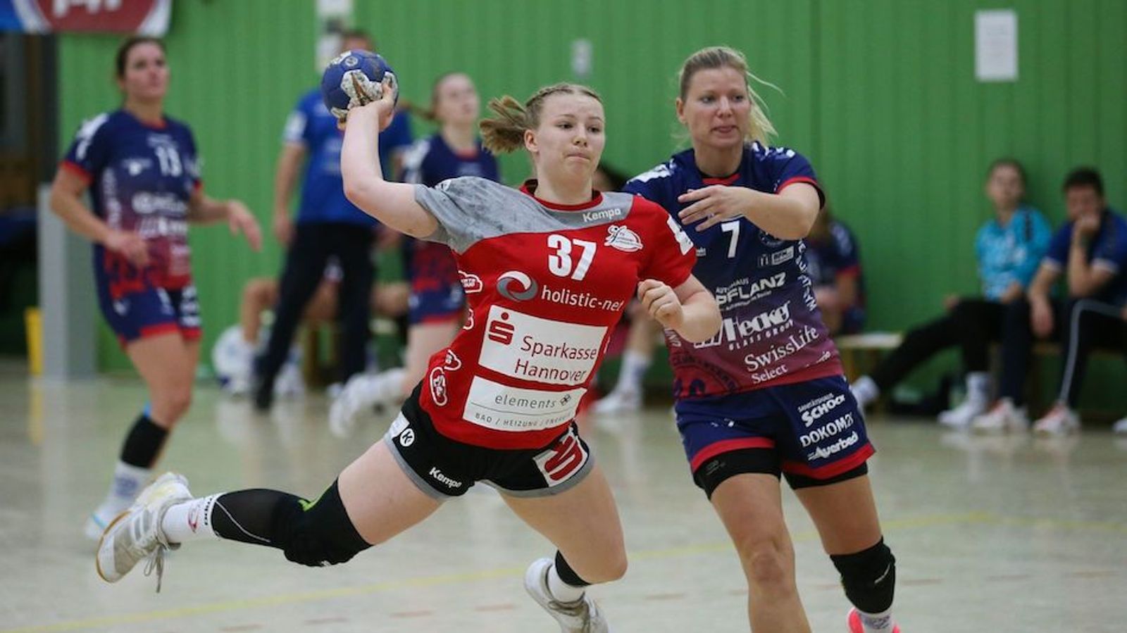 BIENEN STECHEN IM SACHSEN-DERBY ZU - DORTMUND-DUO VERLIERT IN HANNOVER