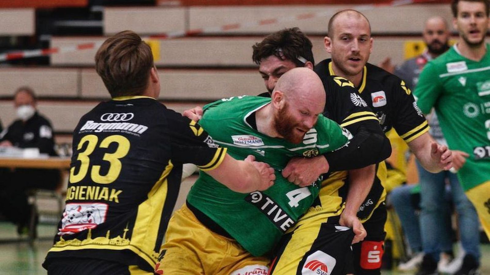 Spitzenspiel in Krefeld und Derbys im Süden