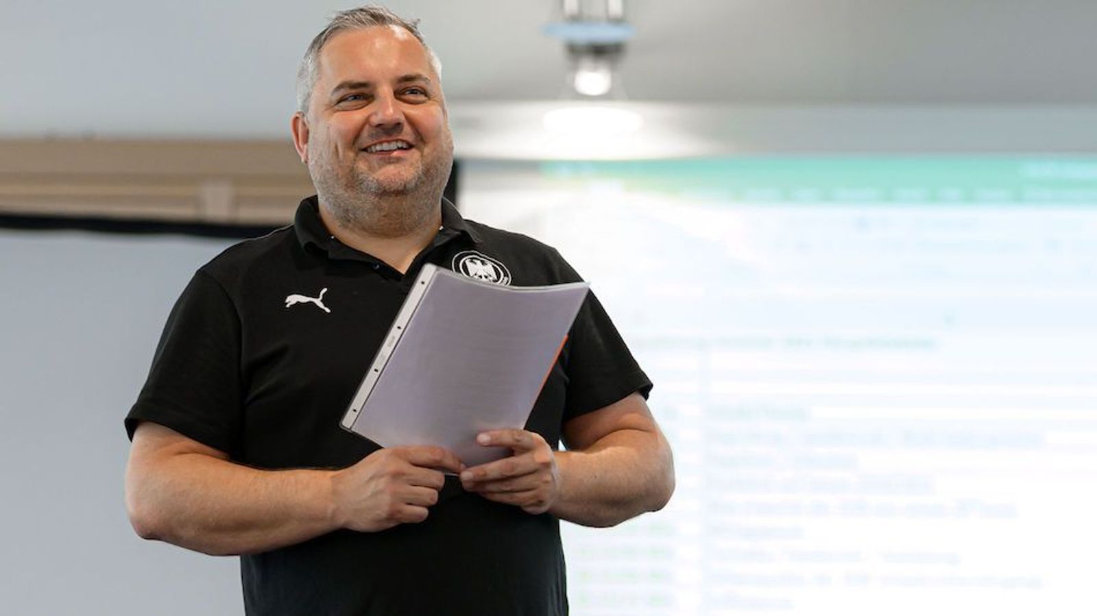 Junge Schiedsrichter sprechen die Sprache der Spieler