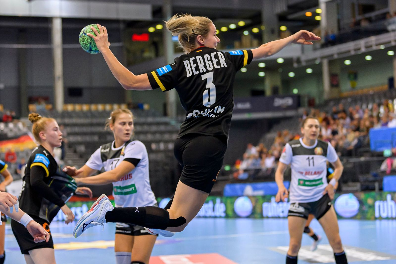 Highlights: Deutschland nach knappem Sieg gegen Ungarn als Gruppensieger weiter - Handball-WM der Frauen 2021