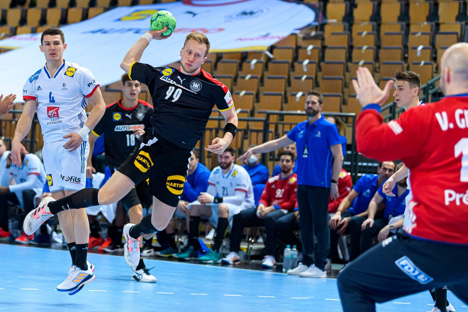 "Alles ist möglich": Handballer fliegen als "Wundertüte" zur EM