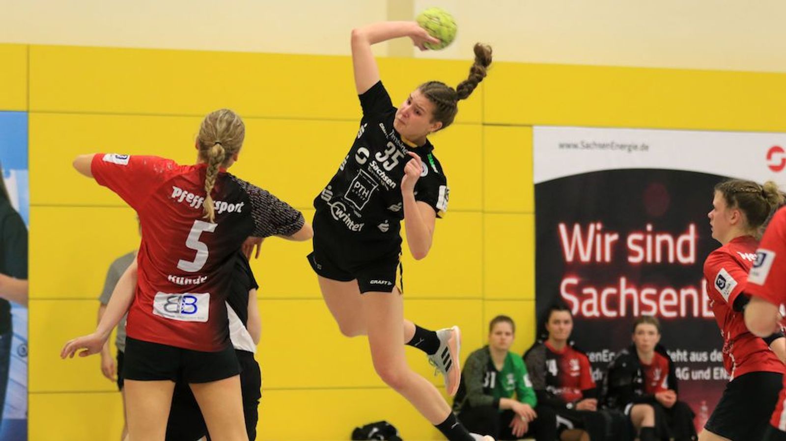 Spitzenspiel in Henstedt und Sachsenderby in Chemnitz