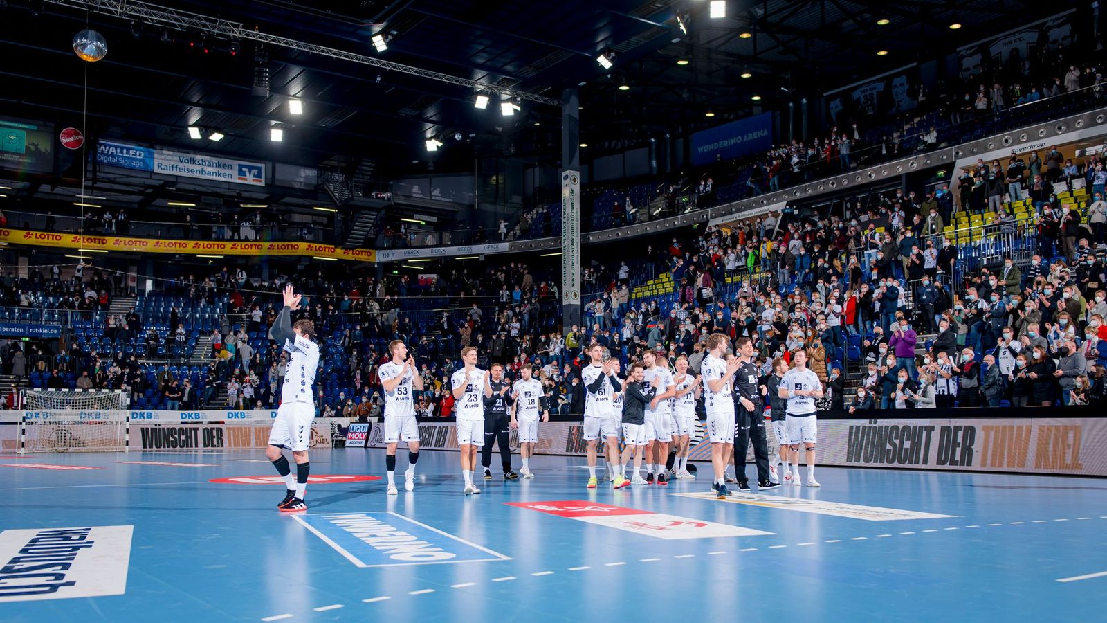 Liga macht sich locker: Corona-Angst weicht leisem Optimismus