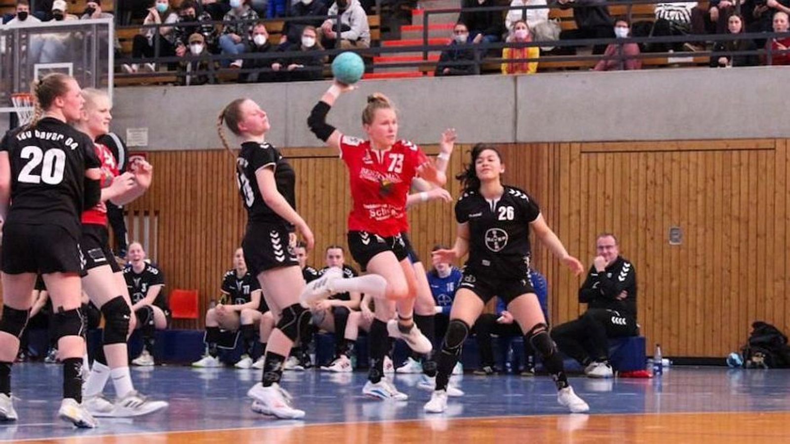 Bayer nimmt ganz knappen Vorsprung mit