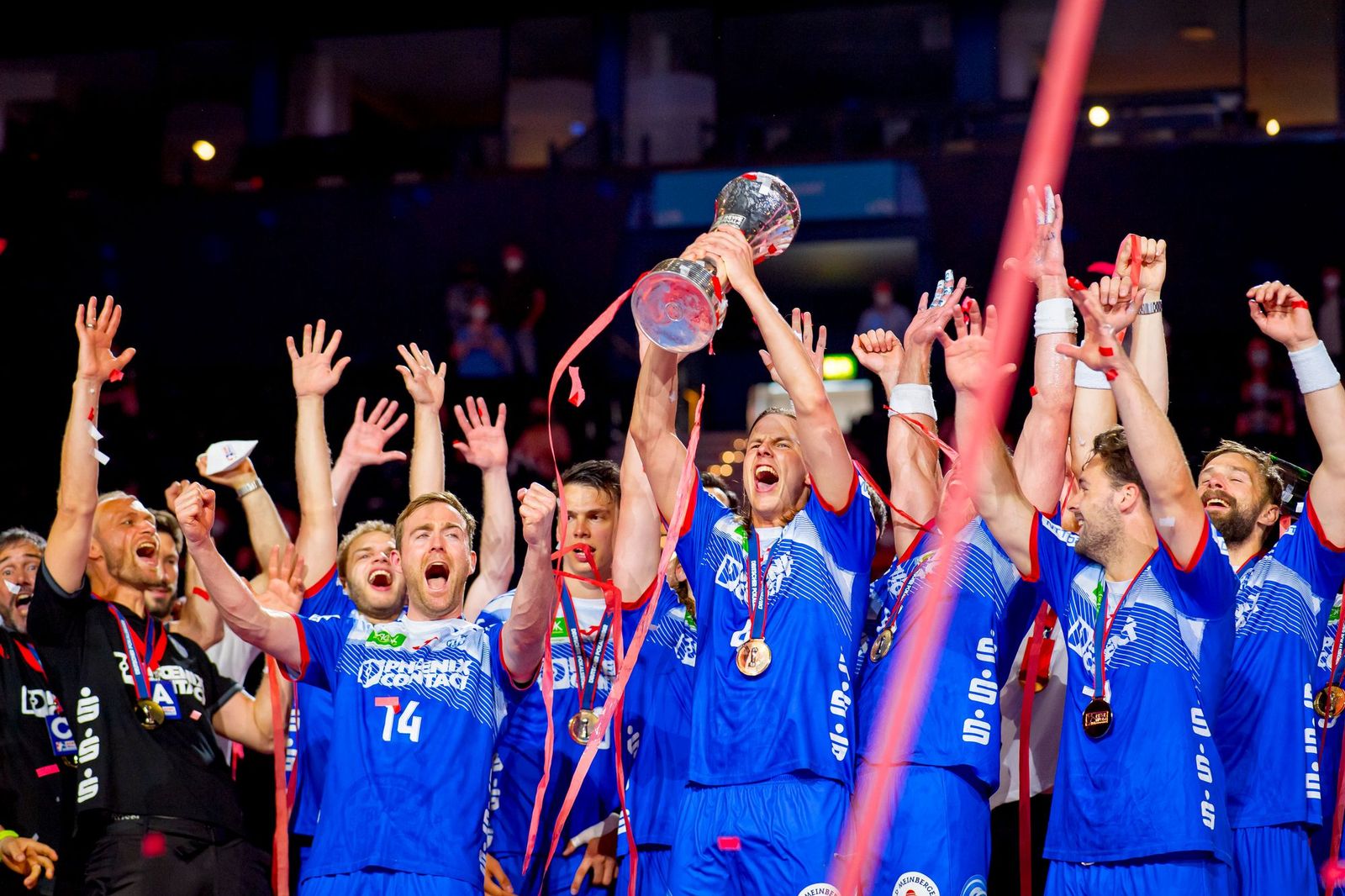 Pokal-Party vor vollen Rängen: Handball feiert Wiederbelebung nach Corona