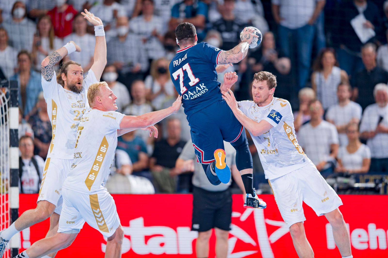 Kiel gewinnt Viertelfinal-Krimi - Flensburg gegen Barca ausgeschieden