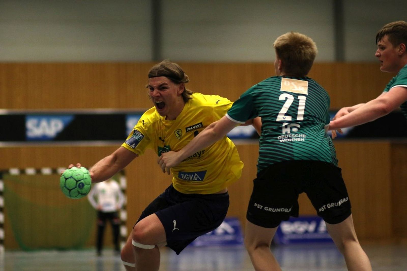 Junglöwen legen im Endspiel vor