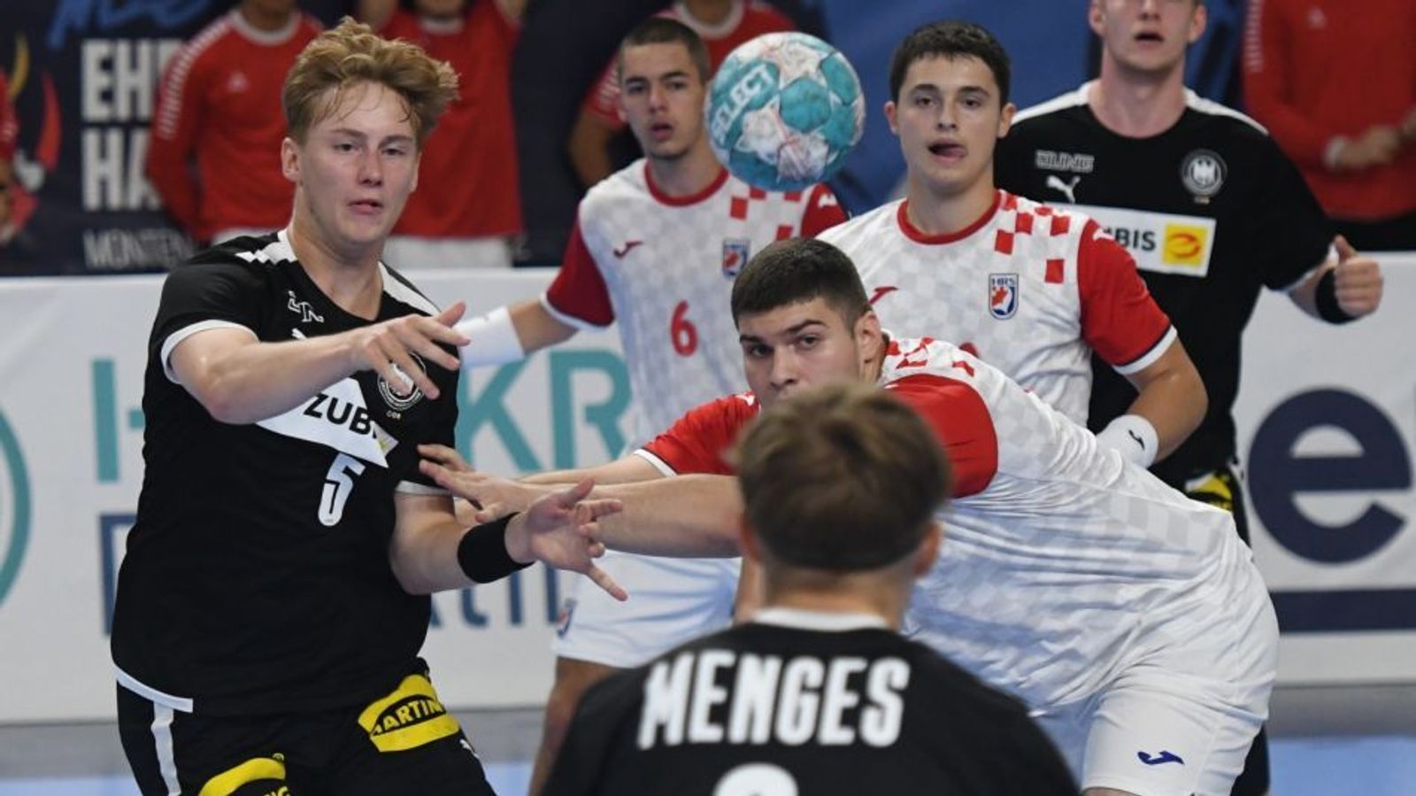 Männliche U18 brennt ein Feuerwerk ab