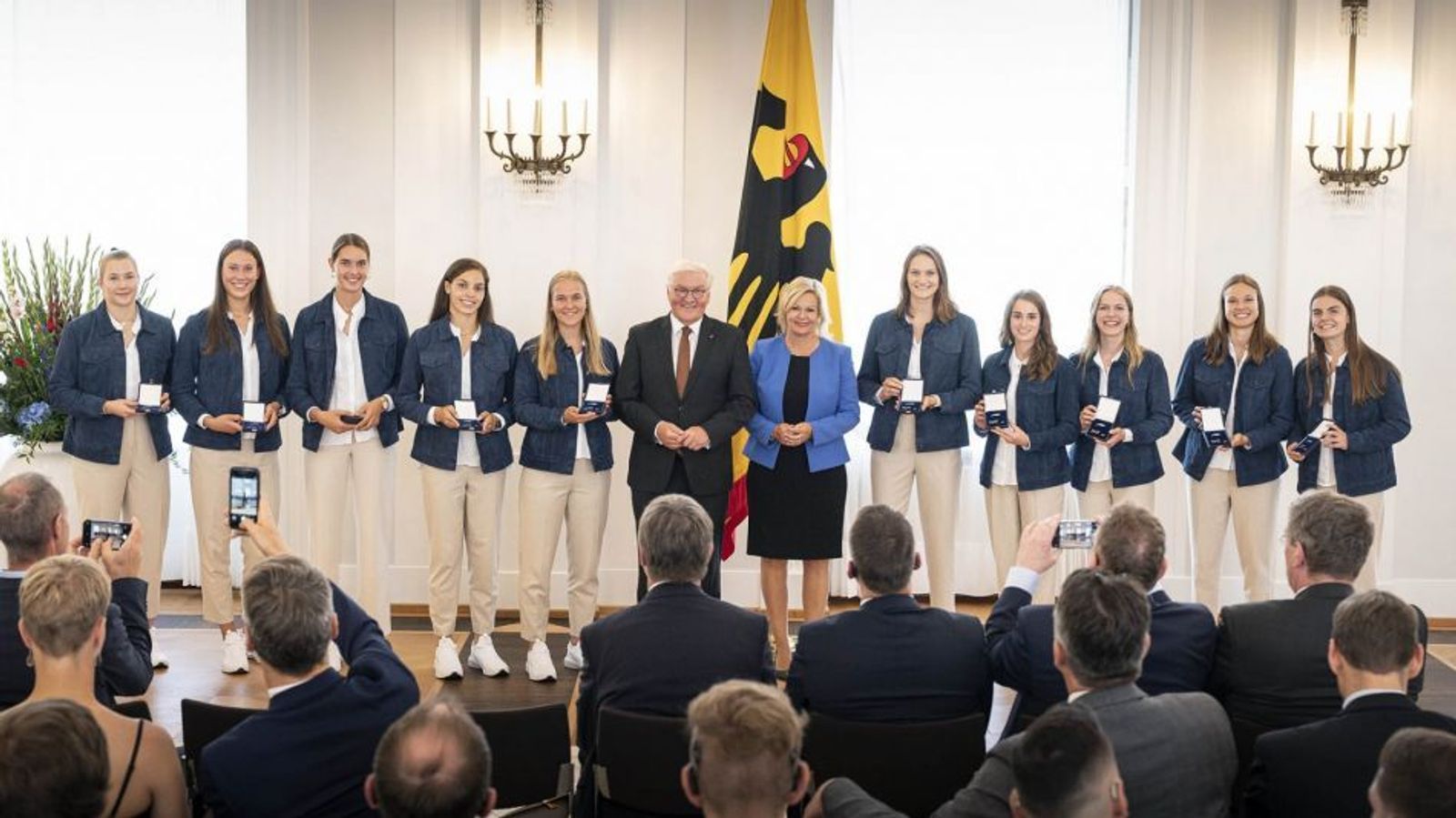 SILBERNES LORBEERBLATT FÜR BEACHHANDBALLERINNEN