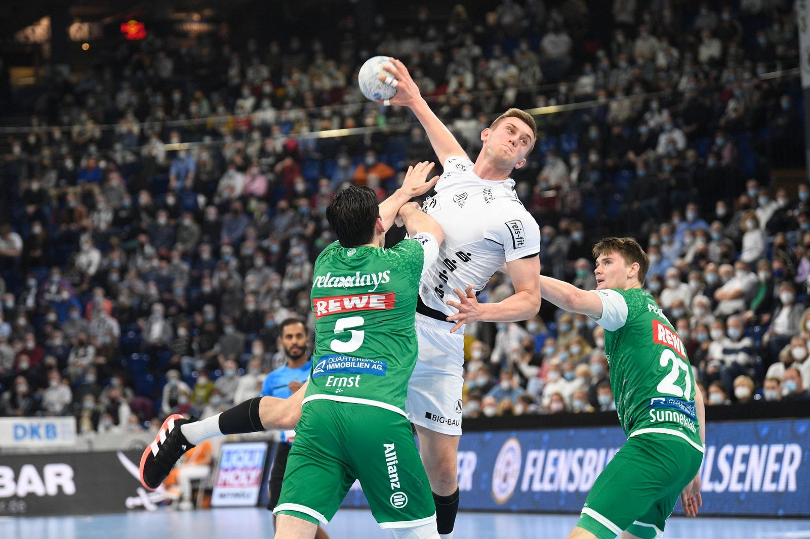 Kiel bleibt vorn - Flensburg und Füchse siegen