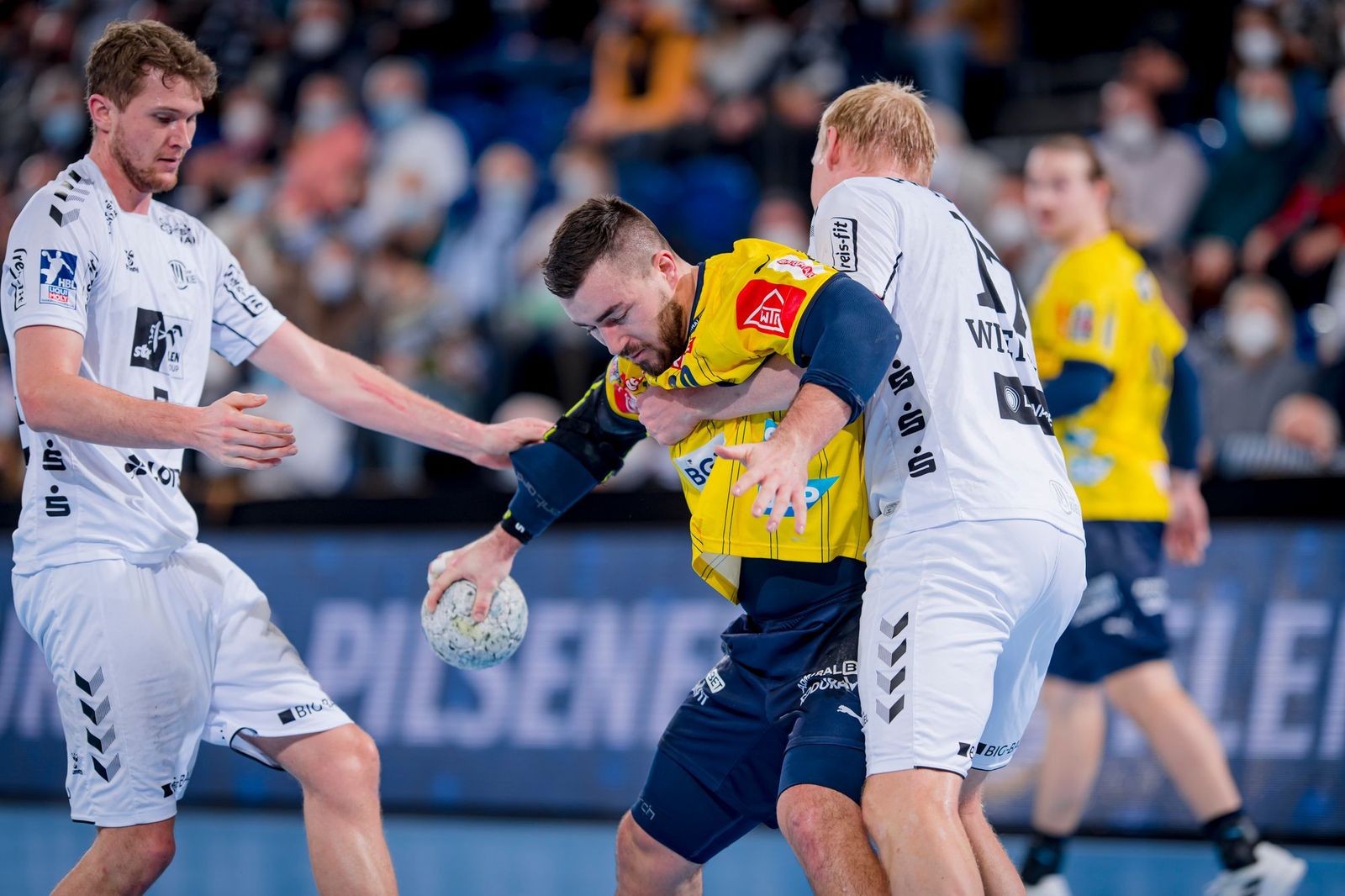 Kiel kämpft die Löwen im Topspiel nieder - Berlin übernimmt Tabellenführung