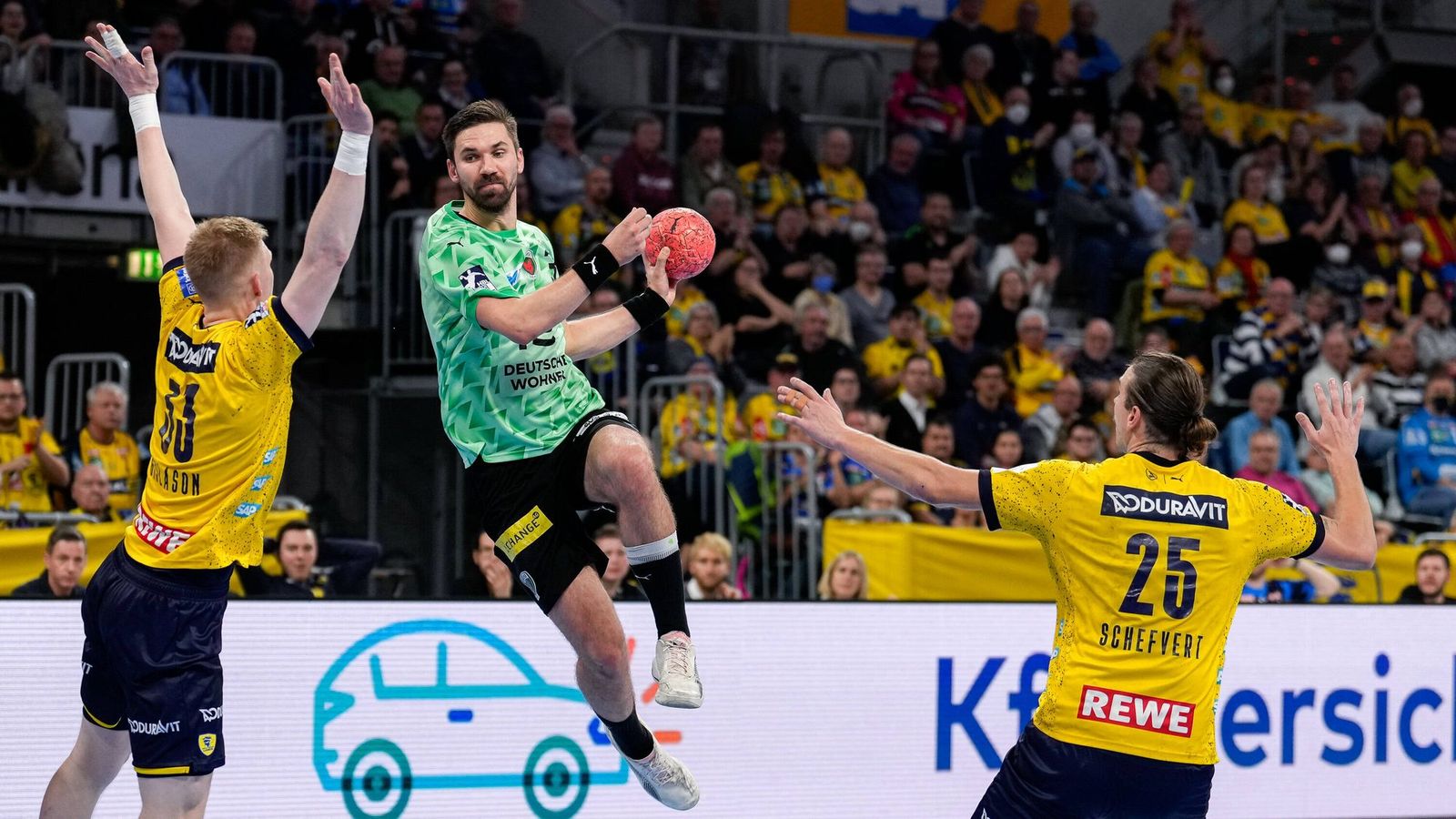 Füchse gewinnen Spitzenspiel in Mannheim