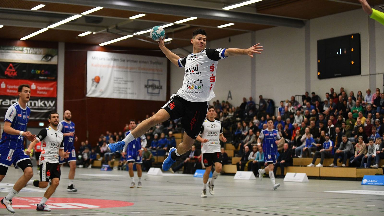 EHV Aue baut den Vorsprung aus – Dreikampf im Westen