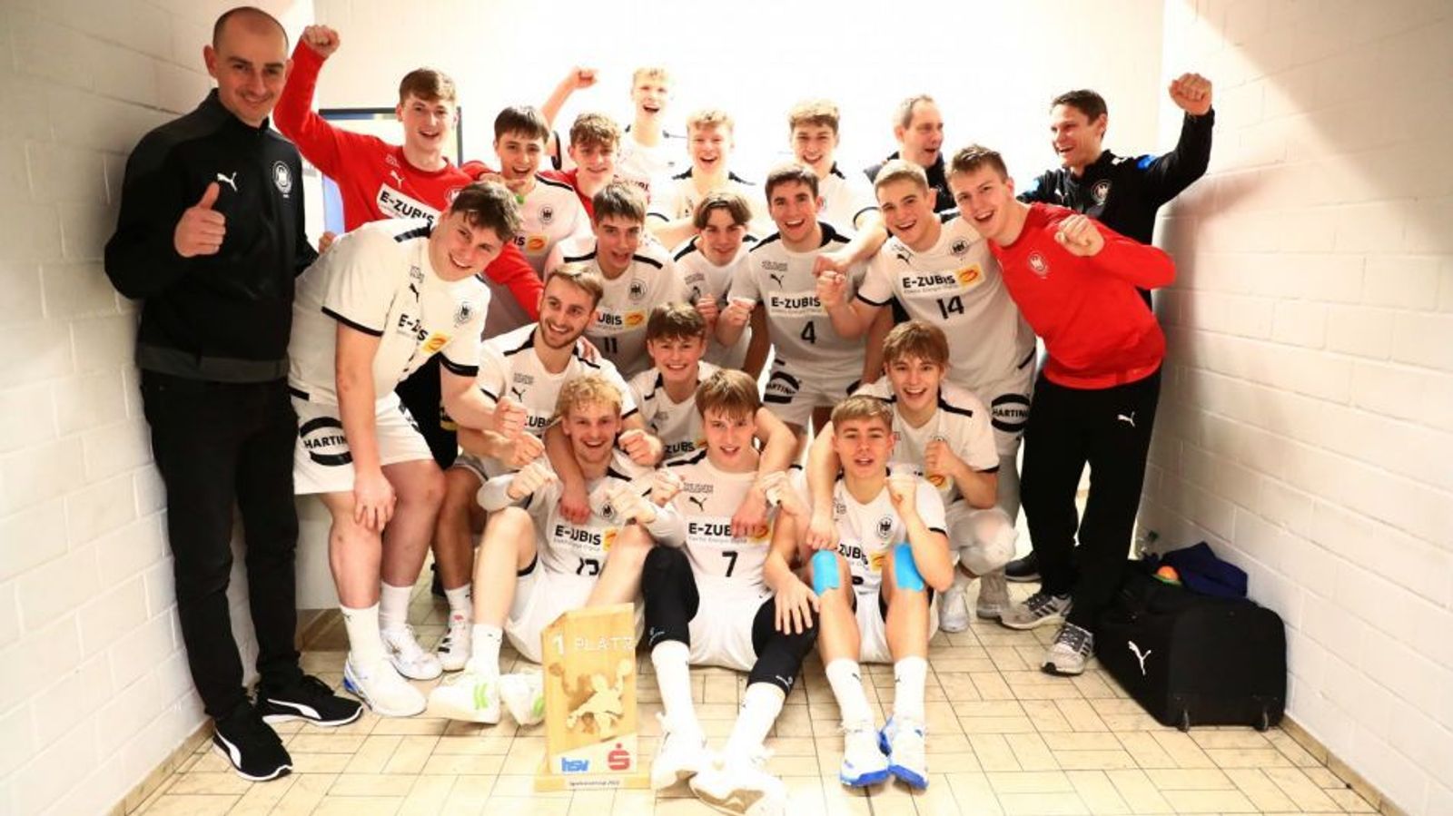 DHB-Team jubelt nach packendem Siebenmeterkrimi