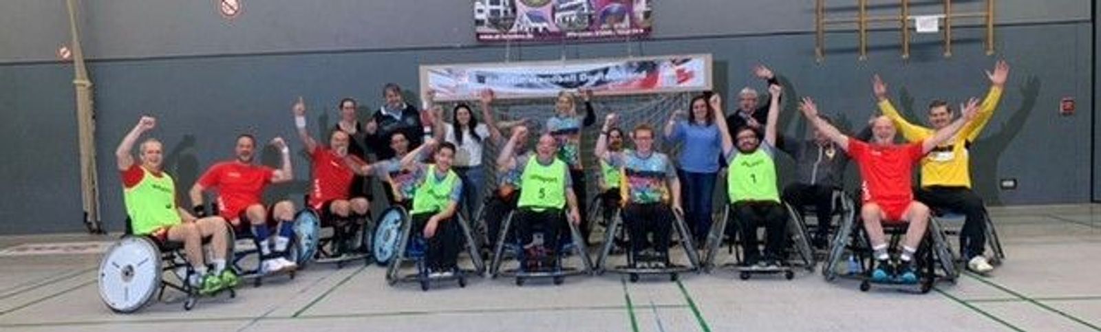 Handball Allstars spielen Rollstuhlhandball