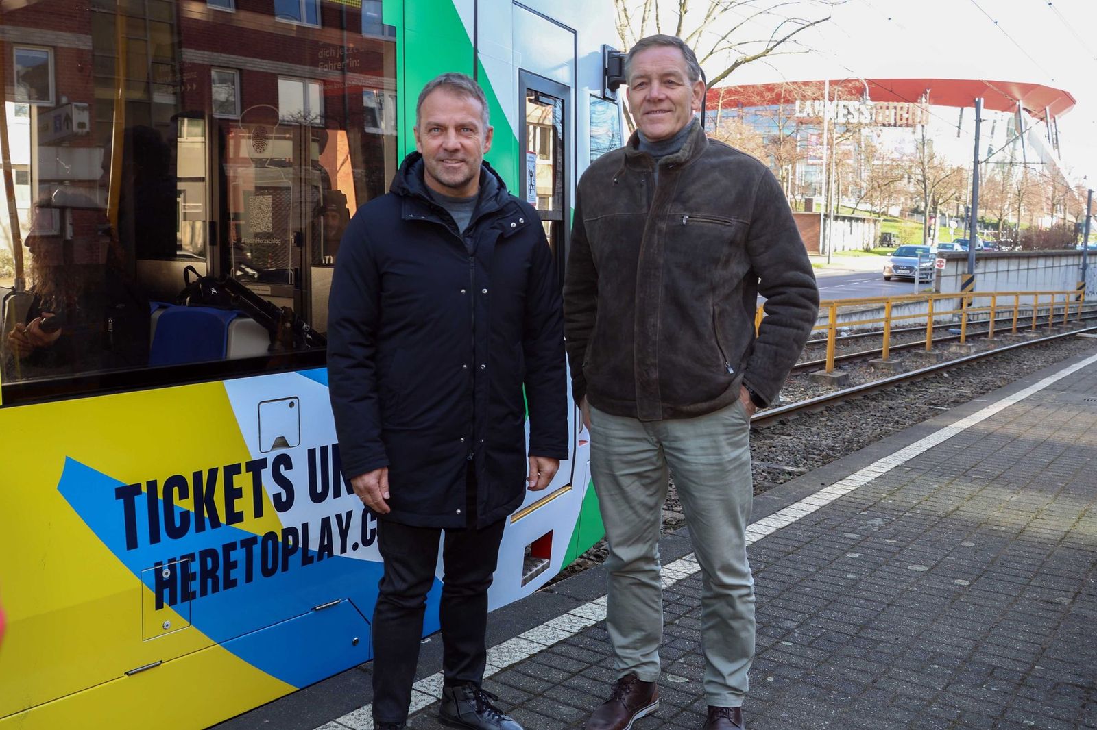 Jungfernfahrt für Kölner Straßenbahn im EURO 2024-Look