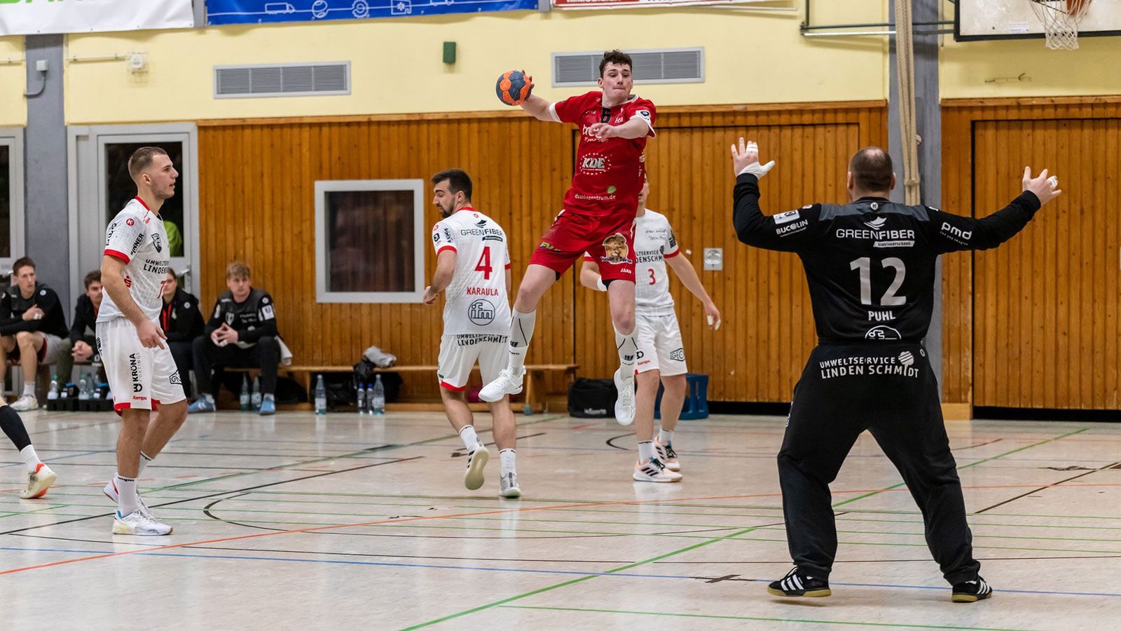 Aue, Emsdetten und Kornwestheim gewinnen die Spitzenspiele