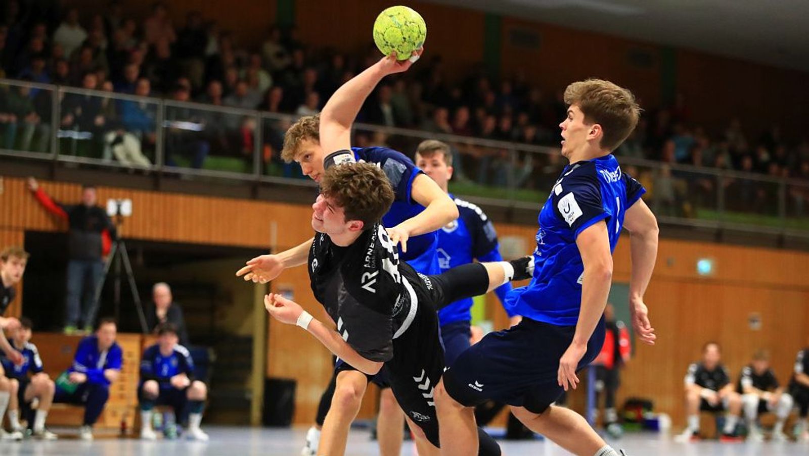 Moritz Luckert zieht im Tor die Mauer hoch
