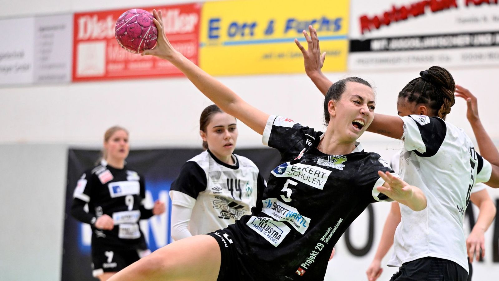 Schwarz-Blau reist zu Grün-Weiß: Bunkerladies gastieren in Bremen