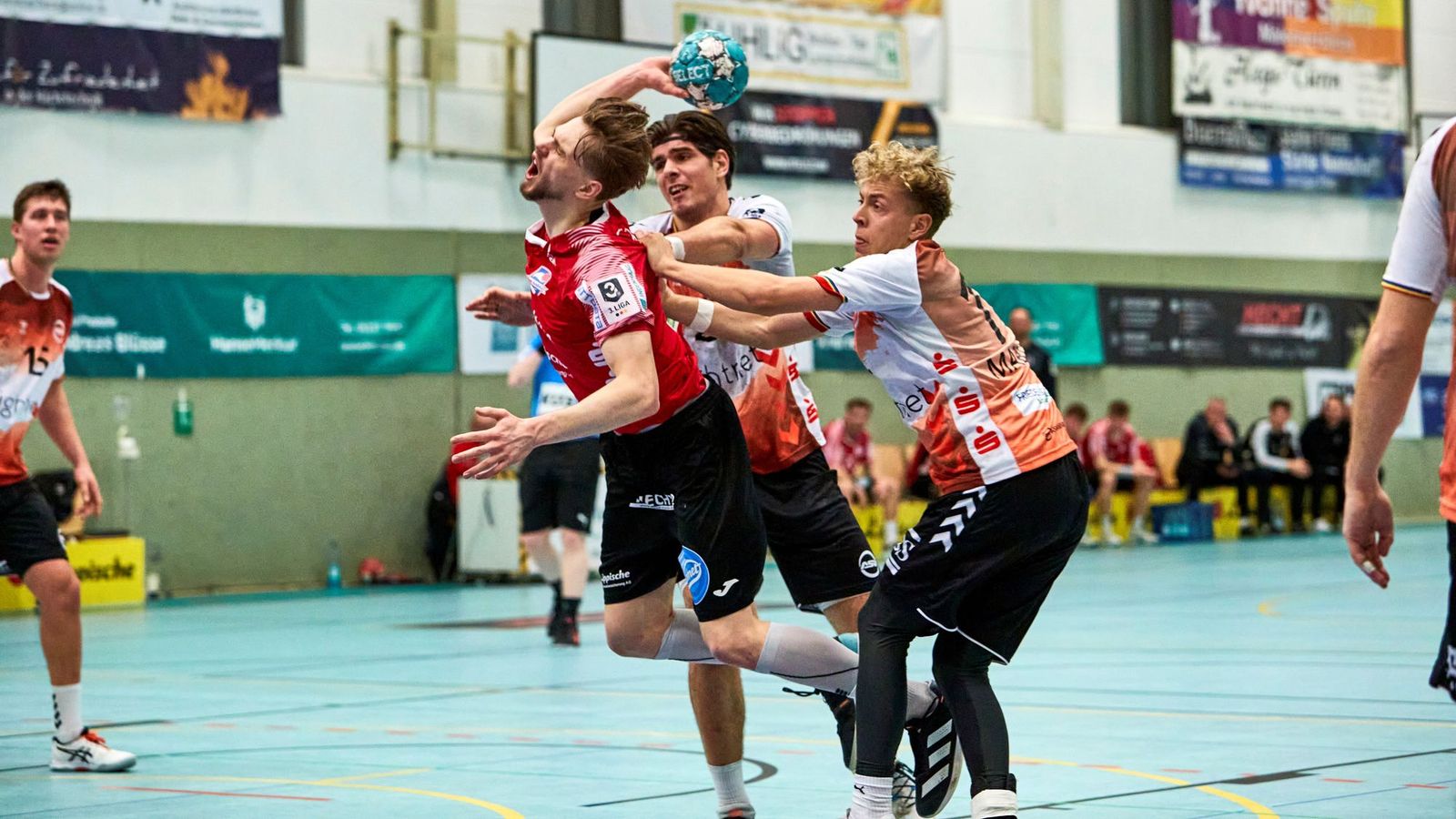 Team HandbALL jubelt nach wichtigem Sieg gegen Hamm