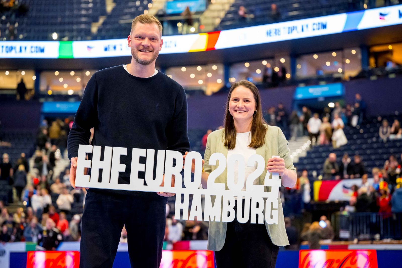 Ein Handball-Paar wirbt für den Spielort Hamburg
