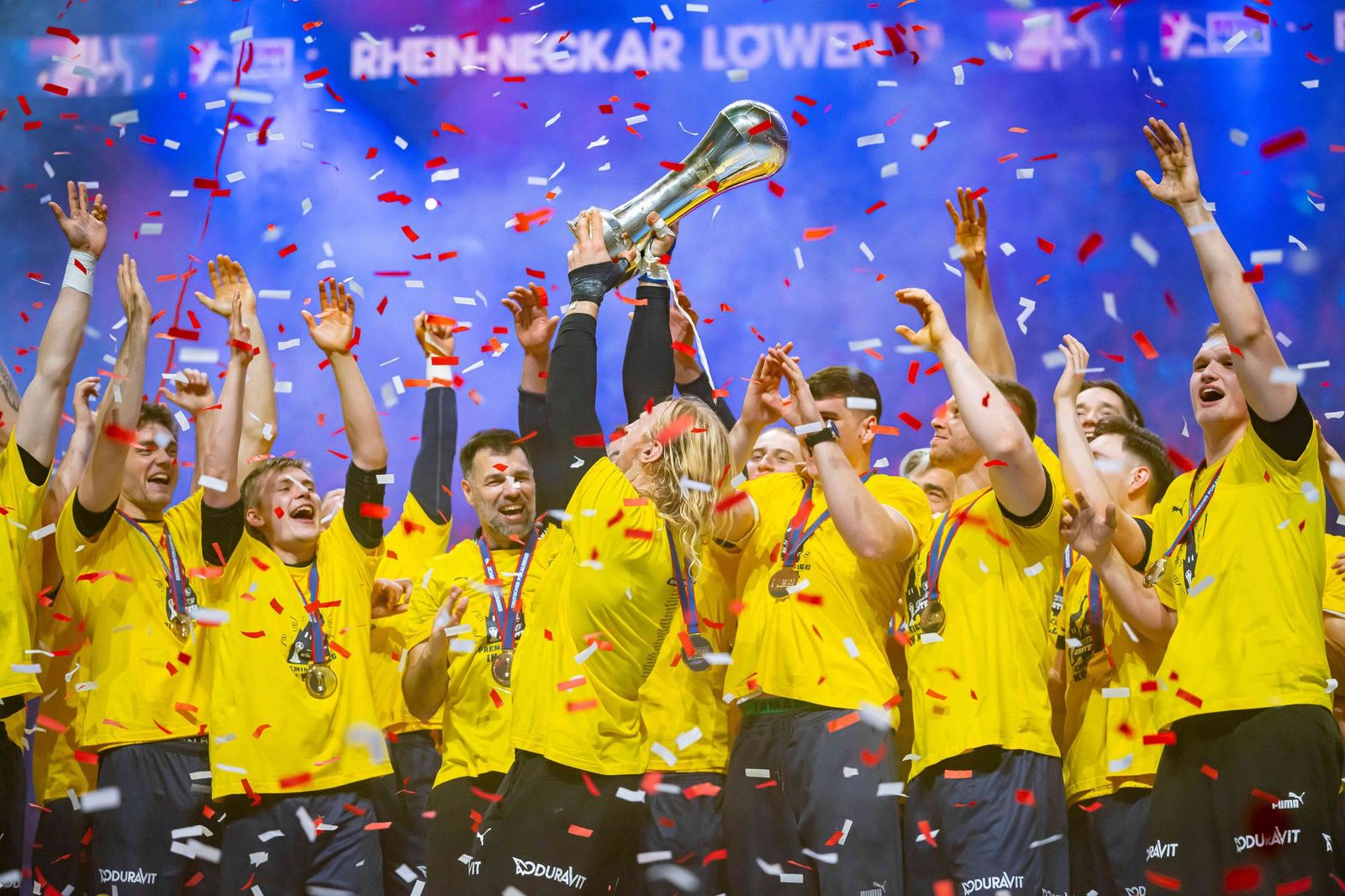 Siebenmeter-Krimi: Löwen besteigen Pokal-Thron beim REWE Final4 in Köln