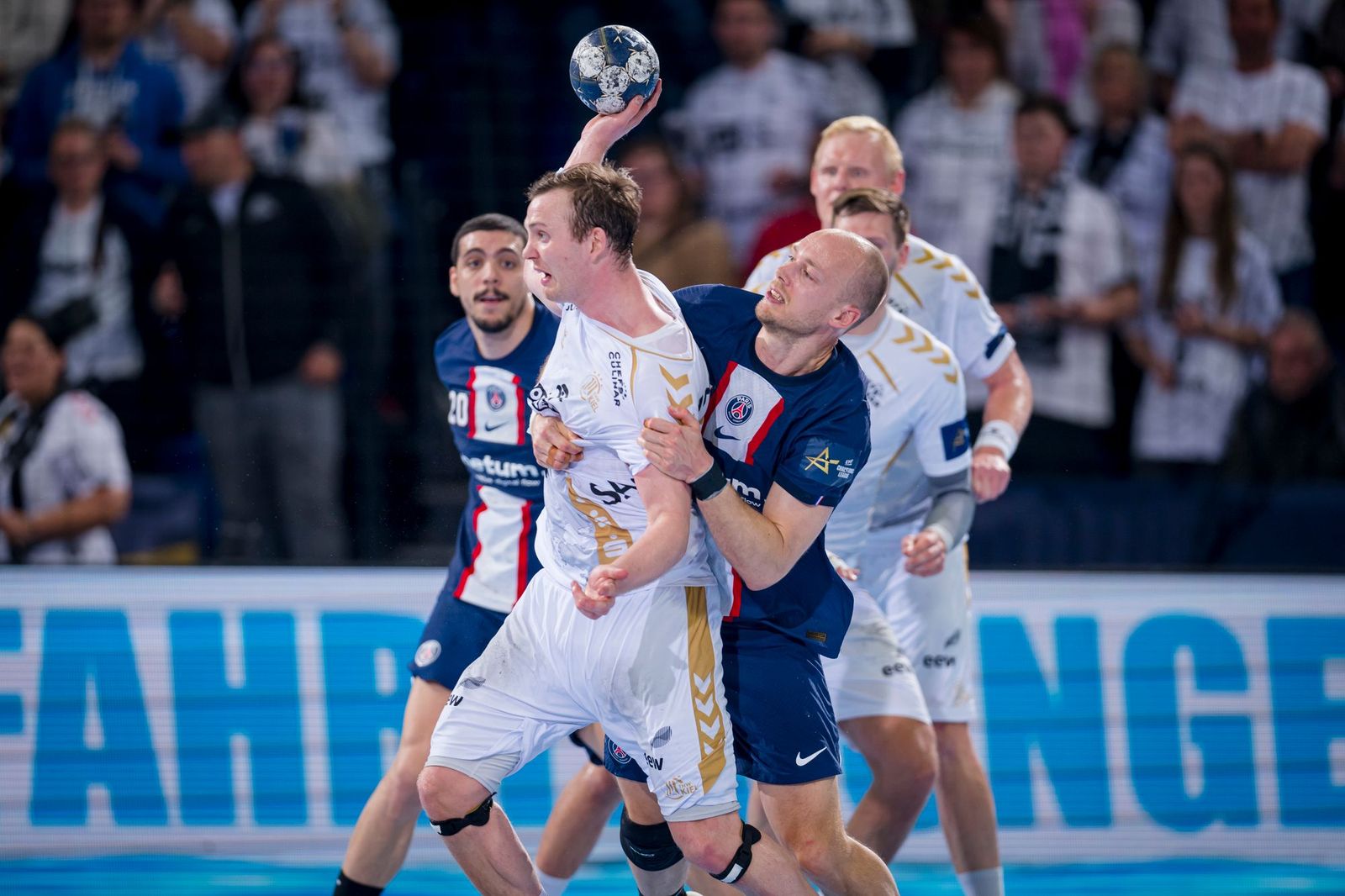 Kiel verliert Heimspiel, Magdeburg gibt Sieg aus der Hand