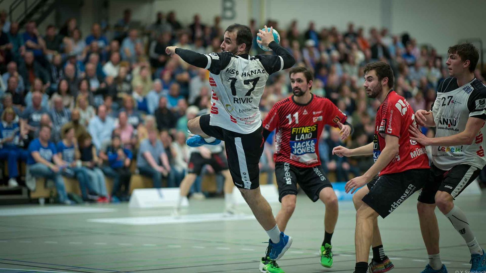 Buzzerbeater lässt die HSG Hanau feiern