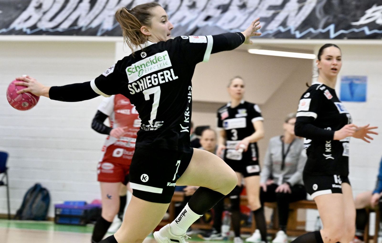 Kapitänin bleibt an Bord: Nicole Schiegerl spielt weiter für die Bunkerladies