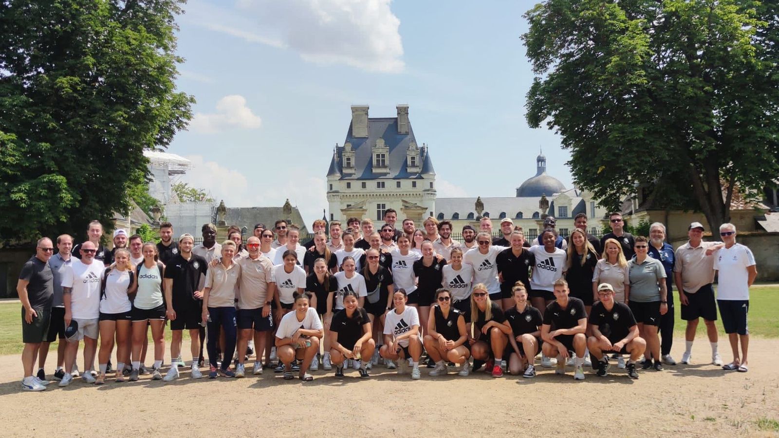 Männer reisen gut vorbereitet von Frankreich nach Polen