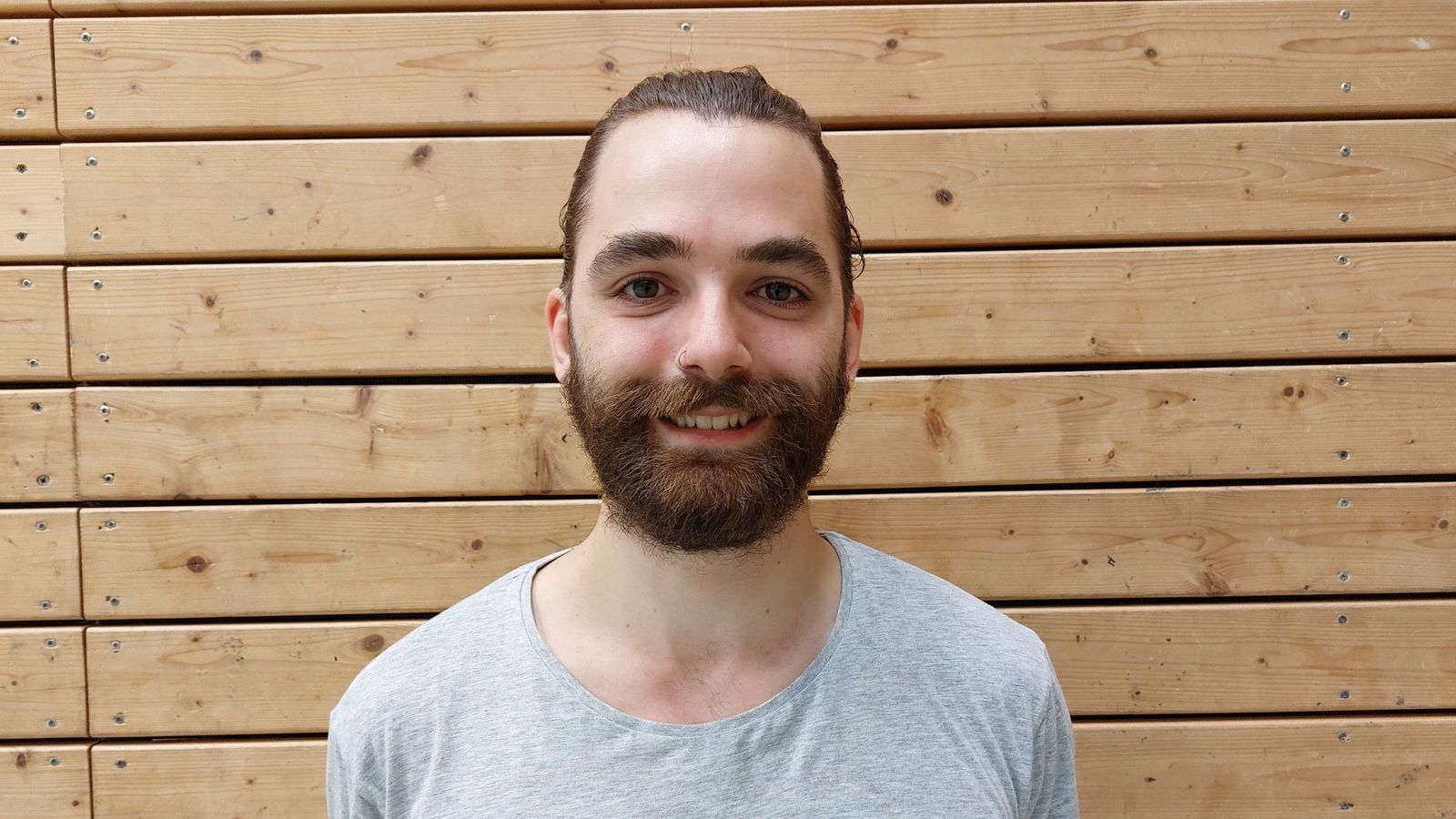 "Ich habe einige Spiele glücklicherweise letzte Saison sehen können und freue mich bei der Atmosphäre auf der Platte stehen zu können."