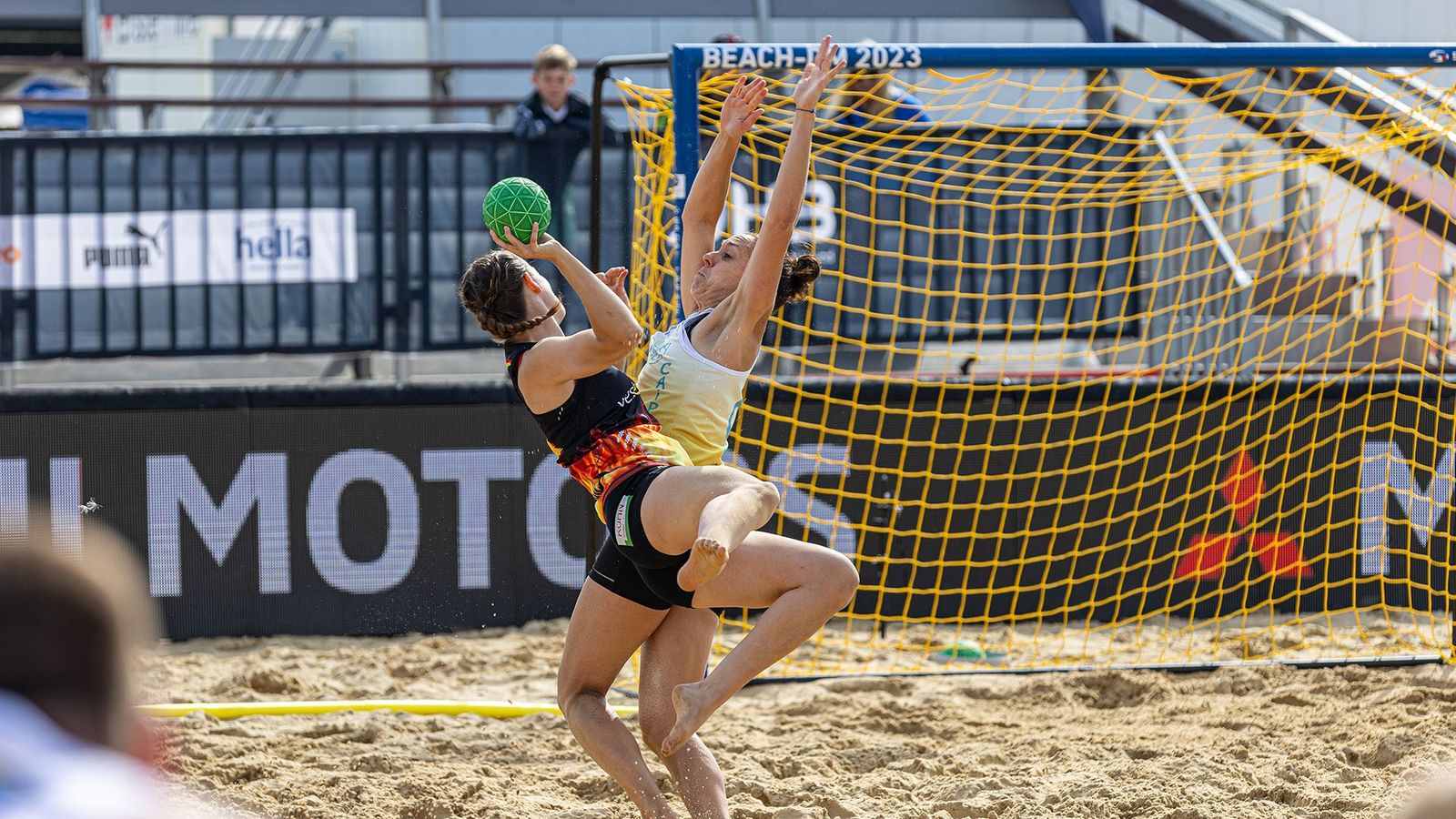 Titelverteidiger Beach Bazis gehen sicher durch den ersten Tag