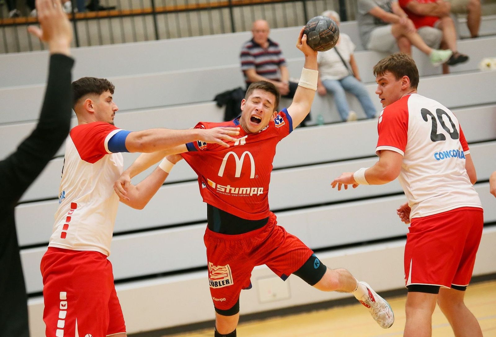 Jung-Gallier verlieren zum Auftakt denkbar knapp gegen Junglöwen