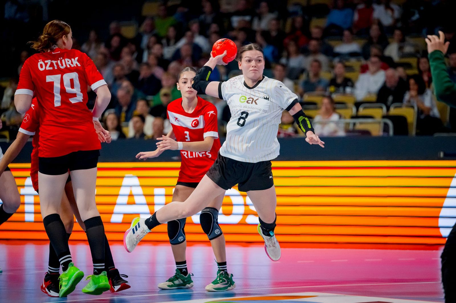 Über 6000 Fans feiern die U18