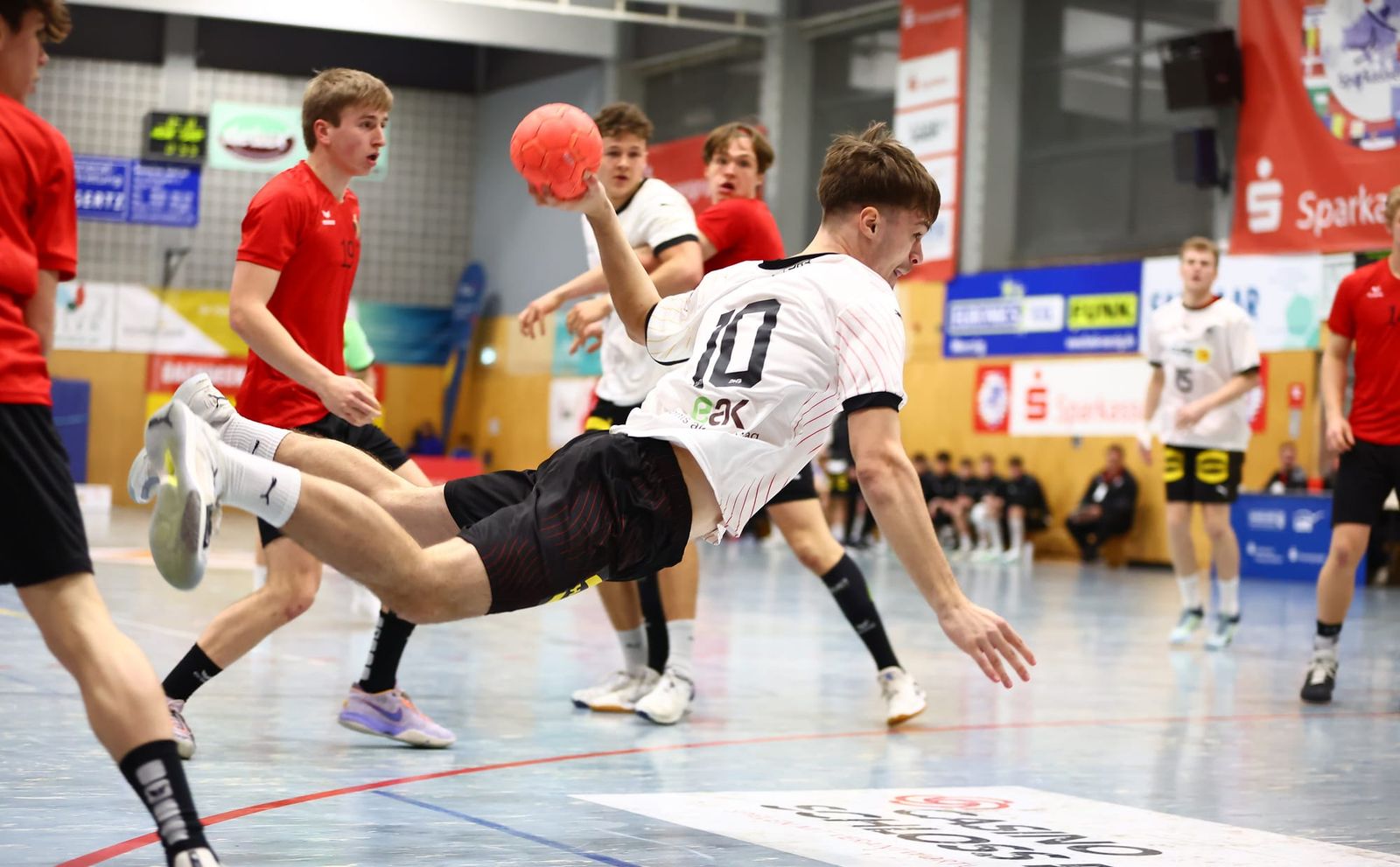 Kantersieg zum Auftakt