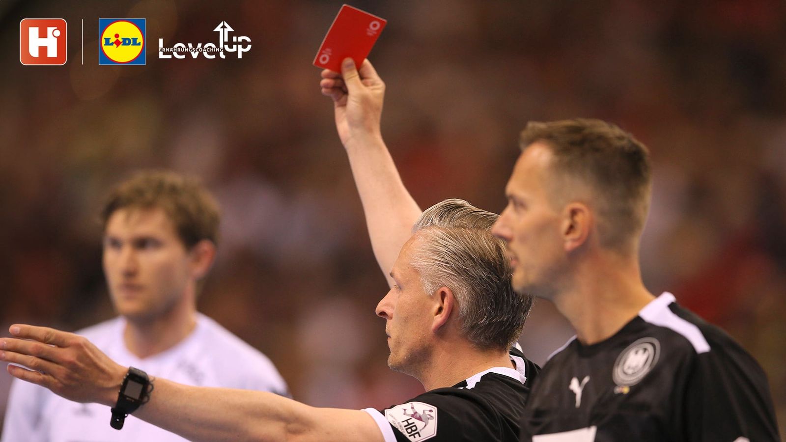 Rote Karte für Low Carb: Warum dich diese Ernährungsform auf die Tribüne und nicht aufs Feld befördert