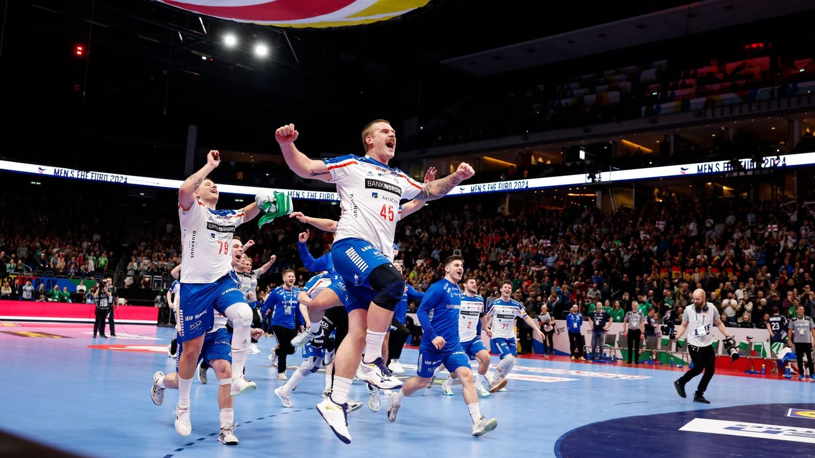 Färöer holen ersten EM-Punkt aller Zeiten - Erste Teams in der Hauptrunde