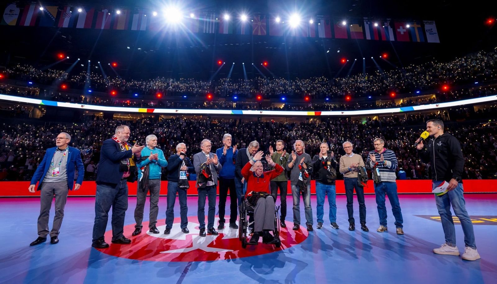 Gänsehautmoment in Köln: Geburtstagsständchen für Deckarm