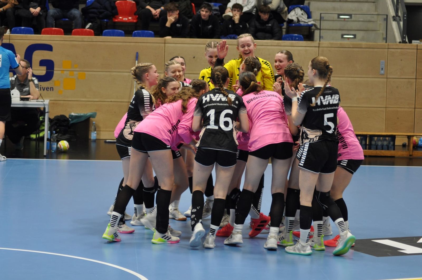 Deutschland-Cup weiblich: Gastgeberinnen starten mit Auftaktsieg