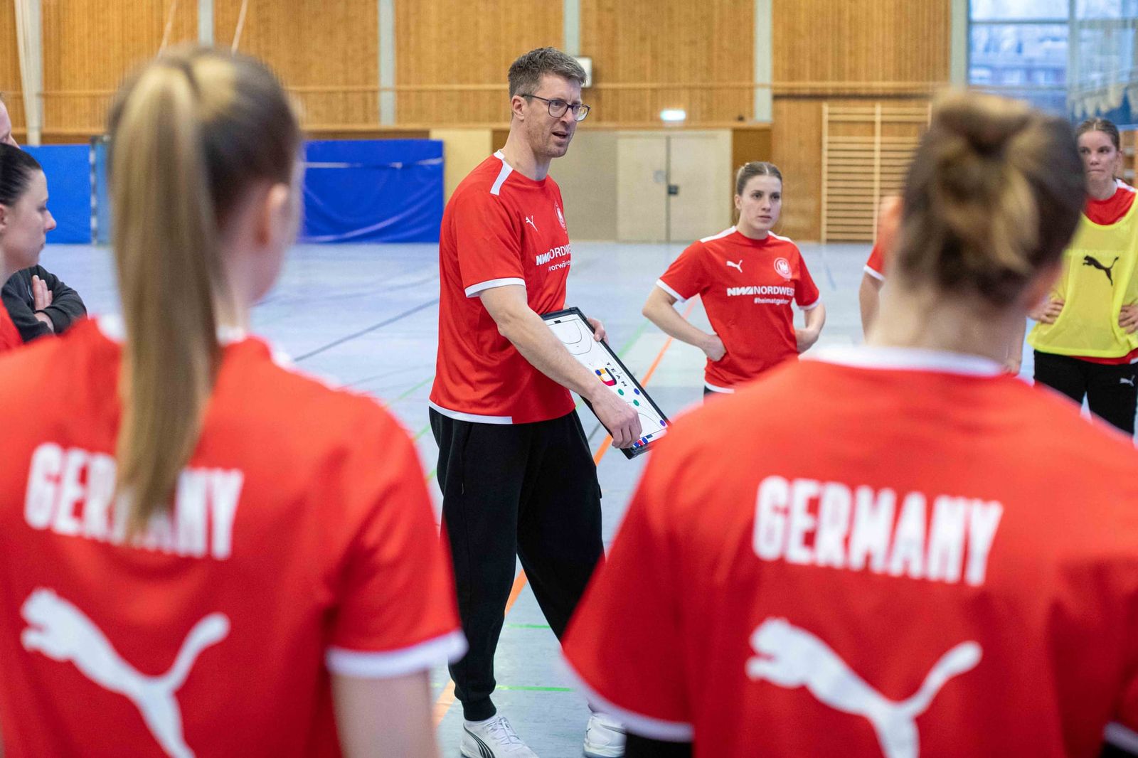 Mit 16 Spielerinnen in die Slowakei