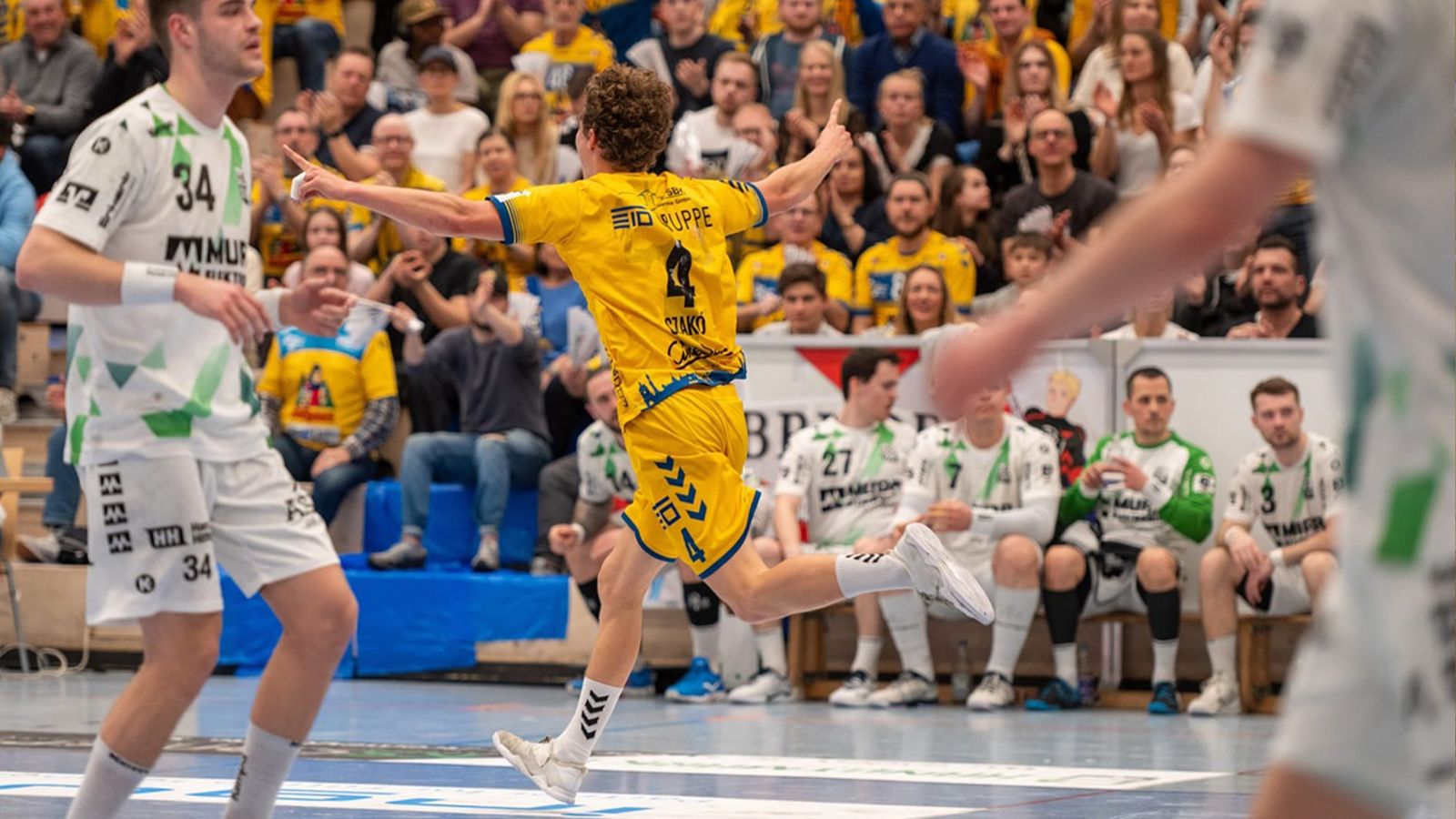 Sieg in Süd-Gipfel vor gelb-blauer Wand