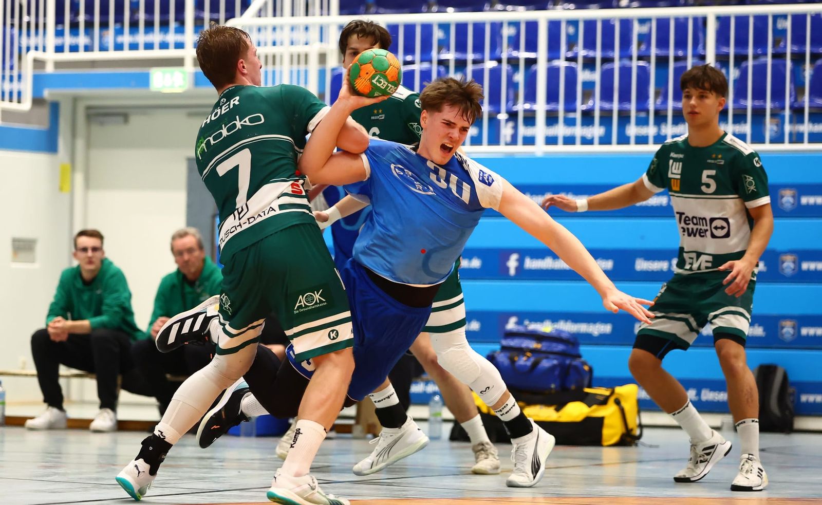 Wiesel treffen auf den künftigen Verein ihres Trainers