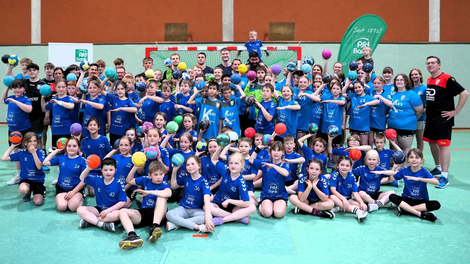 „Tolle Sache“ – Die Profis von GWD Minden besuchen die Handballkinder des TVE Röcke
