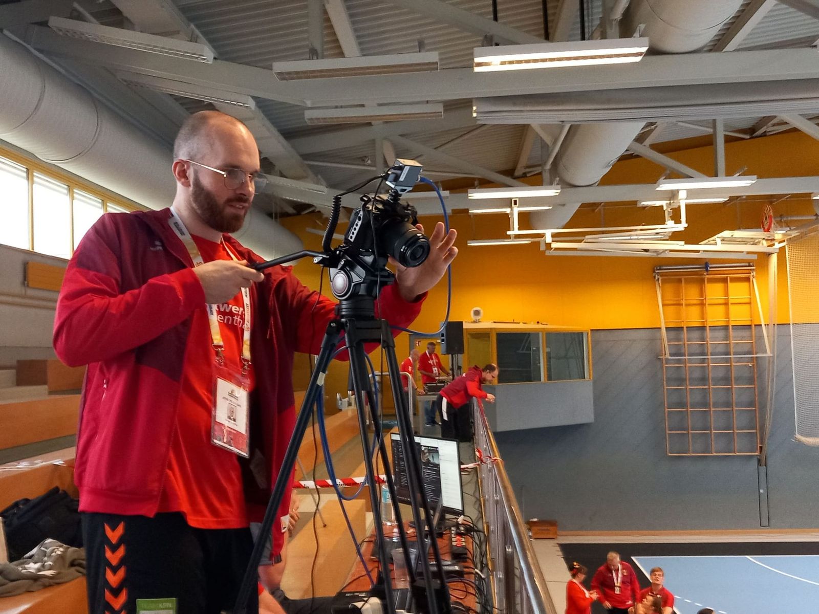 Kreuzbandriss zwingt ihn zur Pause, aber als Volunteer ist er dabei