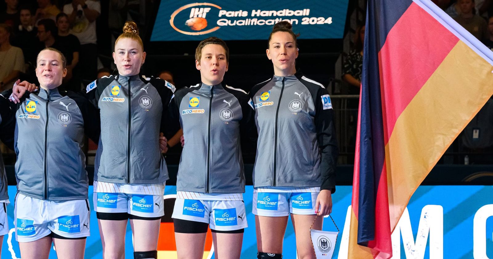 Mit 17 Spielerinnen in den Juli