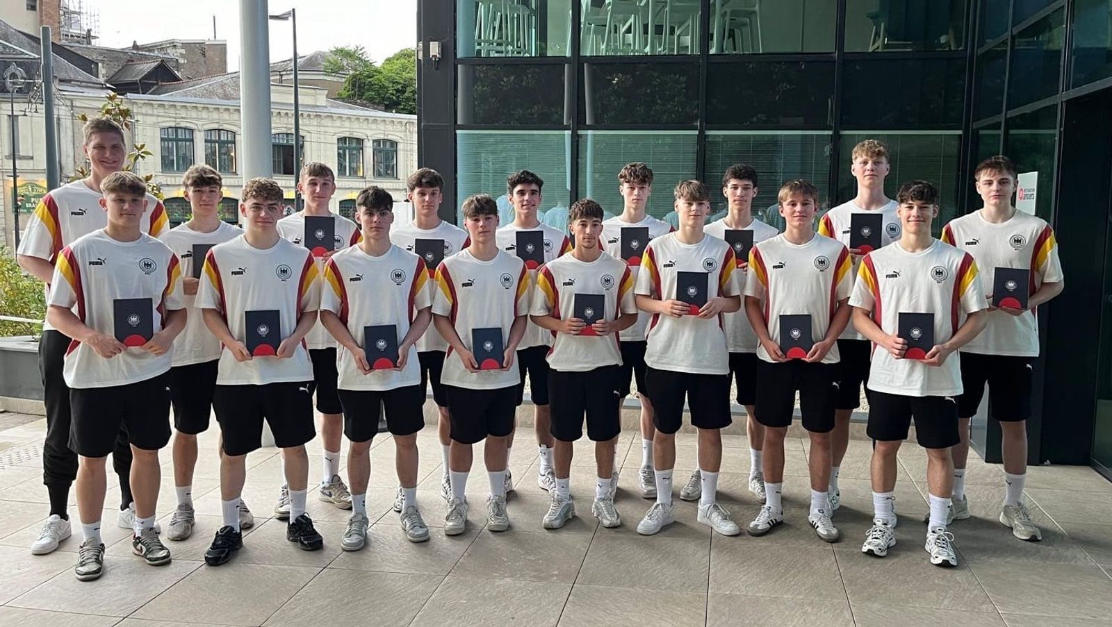 Debüt mit Motivations-Symbol, Übergaberitual und A cappella